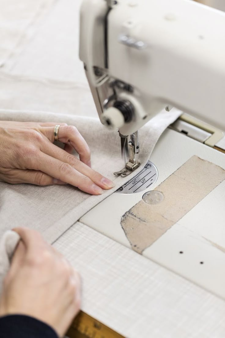 Trabajadora confeccionando prendas en maquina de coser